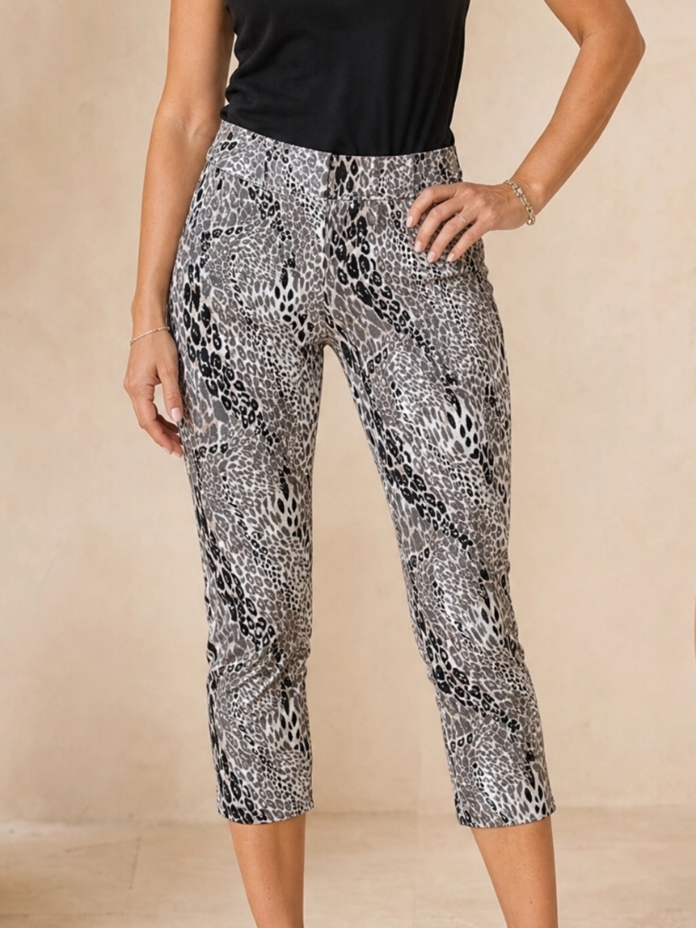 HUE Animal Print Capri Leggings Size M  Cotton Blend Stretch NWOT